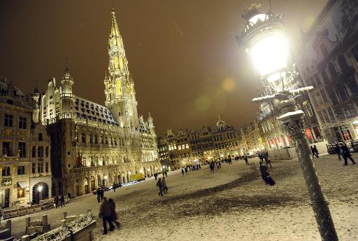 Schnee auf der Grand Place in Brüssel