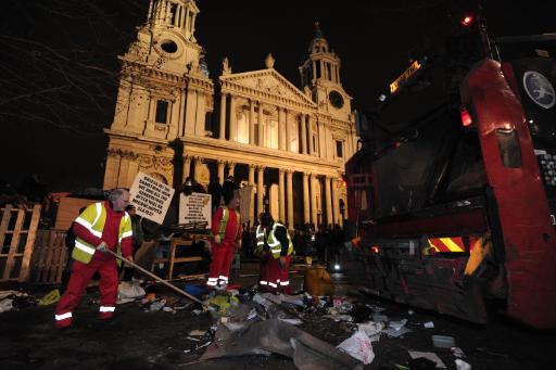 Aufräumarbeiten vor der Londoner St. Paul's Kathedrale