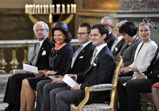 Das schwedische Königspaar, Prinz Daniel, Prinz Carl Philip und Daniels Eltern, Olle und Ewa Westling, beim Dankgottesdienst zu Ehren der kleinen Prinzessin