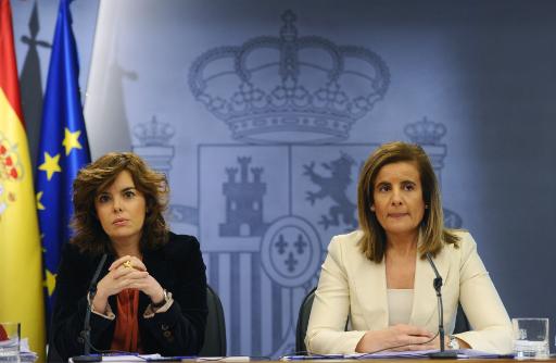 Spaniens Vizeministerpräsidentin Soraya Sáenz de Santamaría und Arbeitsministerin Maria Fatima Banez (vlnr)