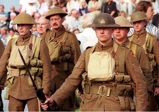 Tyne Cot Cemetery: Soldaten in Britischer Uniform des Ersten Weltkriegs bei einer Gedenkfeier 1997