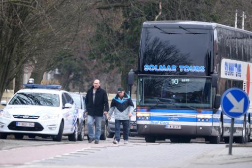 Bus bringt betroffene Eltern zum Militärflugplatz Melsbroek