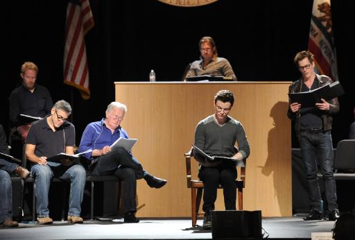 Ein Bild von der Probe: vlnr Jesse Tyler Ferguson, George Clooney, Martin Sheen, Brad Pitt, Chris Colfer und Kevin Bacon