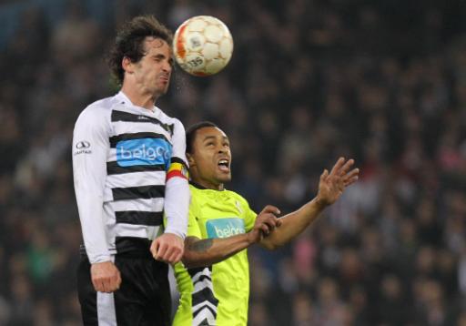 Charleroi's Spieler Ederson Tormena und Eupens Spieler Flavien Le Postollec