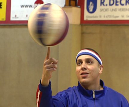 Harlem Globetrotters: Ein Basketballer macht Werbung in Eupen