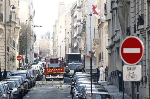 Feuerwehr-Fahrzeuge und Sprengstoff-Experten vor der indonesischen Botschaft in Paris