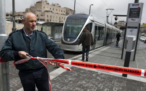 Polizist riegelt Tatot an der Straßenbahn in Jerusalem ab