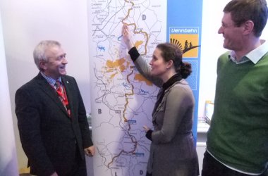 Dany Heck und Sandra De Taeye (TAO) zusammen mit Aloys Söhngen von der EWIV Eifel-Ardennen bei der Präsentation des Vennbahn-Radwanderweges