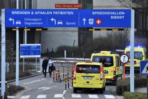 Die Krankenwagen mit den verletzten Kindern vor dem Universitätskrankenhaus in Löwen