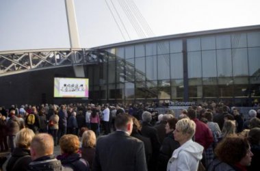 Ankunft der Trauergäste vor der “Soeverein Arena” von Lommel