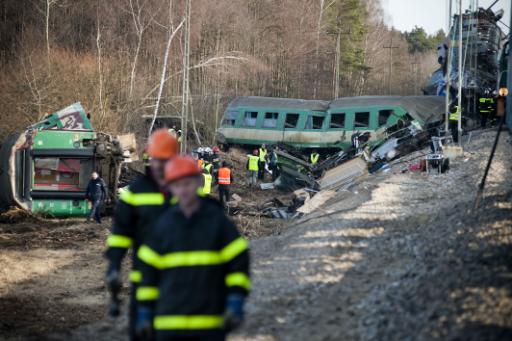 Zugunglück: Rettungsarbeiten an der Unfallstelle gehen weiter