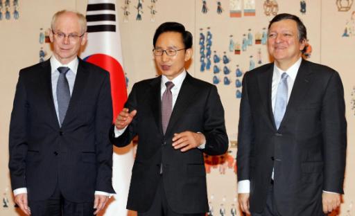 EU-Ratspräsident Herman Van Rompuy, der südkoreanische Präsident Lee Myung Bak und EU-Kommissionschef José Manuel Barroso