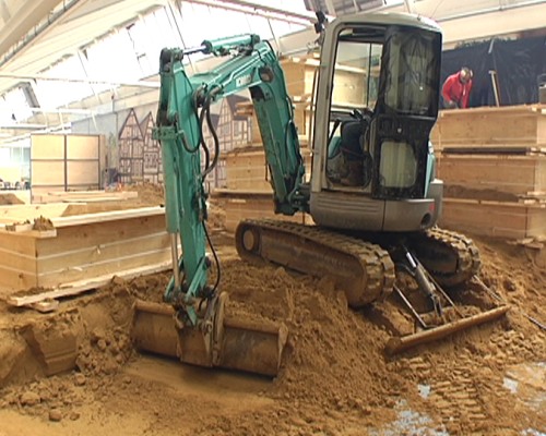 Mit Bagger und Schaufel: In Monschau entstehen riesige Sandskulpturen