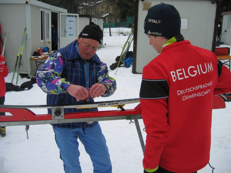 Coach Helmut Henz präpariert die Ski