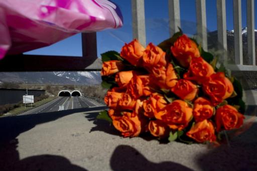 Blumen für die Opfer am Unglücksort in der Schweiz