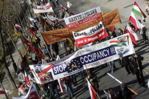 Rund 2000 Demonstranten aus Polen verstärken die Orban-Anhänger am Kossuth-Platz