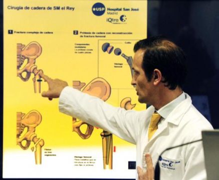 Der Chirurg erklärt der Presse die OP, die er an dem spanischen König durchgeführt hat