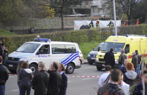 Polizisten und Rettungsdienste am Absturzort in Huy