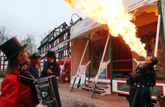 Jahrmarkt anno dazumal in Kommern: Feuerspucker