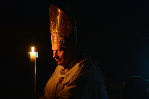 Papst Benedikt feiert die Ostermesse