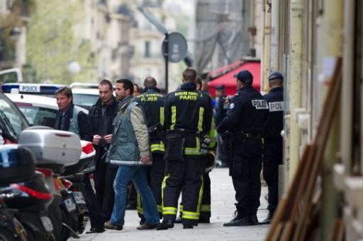 Polizisten und Rettungsdienste vor der Anwaltskanzlei in Paris