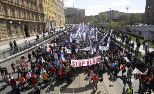 Zehntausende demonstrieren in Prag gegen Mitte-Rechts-Regierung