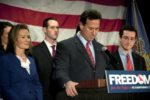 Rick Santorum, umgeben von seiner Familie, gibt seine Aufgabe bekannt