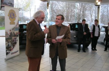 Der Eupener Lions-Präsident Rolf Hansen bei der Scheckübergabe an Günther Margraff vom Vinzenz Verein