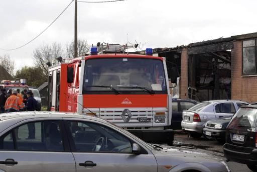 Die Feuerwehr vor dem Lagerschuppen