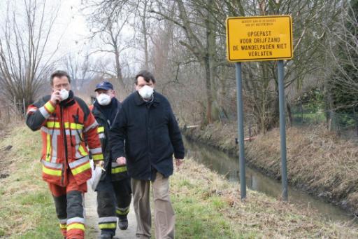 Feuerwehrleute und ein AFSCA-Mitarbeiter auf dem Weg zu einer Vogelgrippe-Kontrolle (Archivbild)