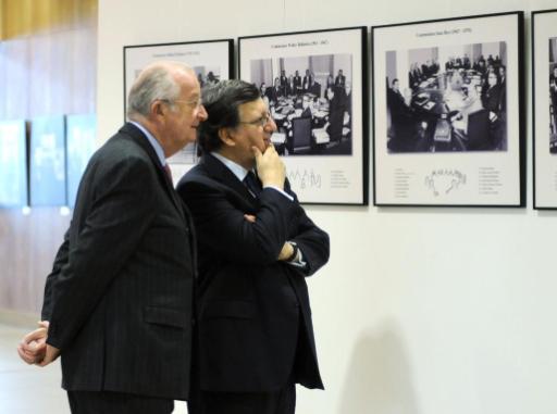 Jubiläums-Besuch: König Albert und Kommissions-Präsident Barroso sehen sich die Ausstellung an