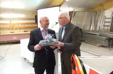 Neuer Bauhof der Gemeinde Bütgenbach eröffnet - Schöffe Charles Servaty mit dem Leiter des Arbeiterdienstes, Paul Schumacher