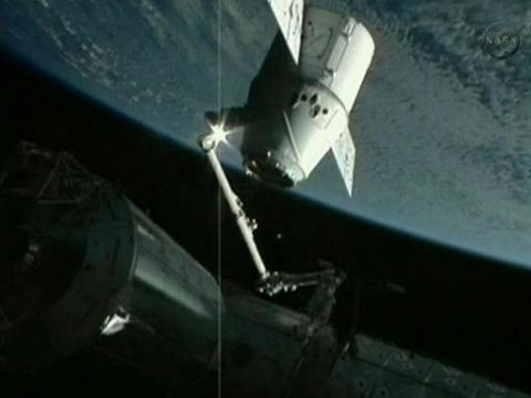 Roboterarm der ISS greift die Kapsel "Dragon"