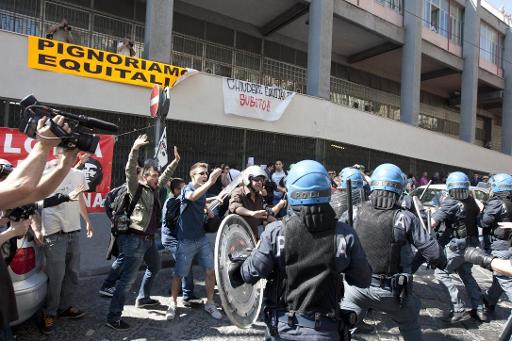 Demo vor der Equitalia in Neapel