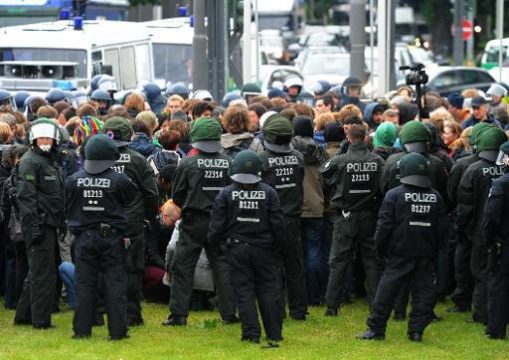 Polizei überwacht die "Blockupy"-Demonstranten in Frankfurt (18.5.)