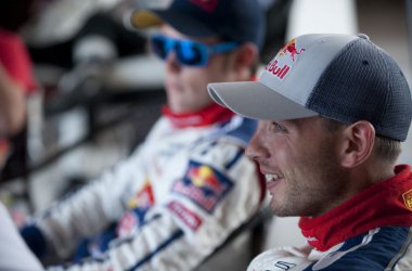 Thierry Neuville (Hintergrund) und Co-Pilot Nicolas Gilsoul