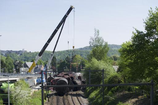Aufräumarbeiten nach dem Zugunglück in Godinne