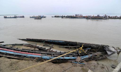 Teile der auf dem Brahmaputra gesunkenen Flussfähre