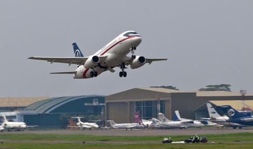 Der russische Suchoi Superjet 100 beim Start in Djakarta