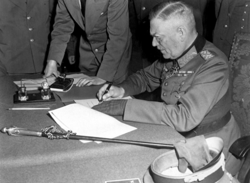 8. Mai 1945: Generalfeldmarschall Keitel unterzeichnet die ratifizierende Kapitulationsurkunde