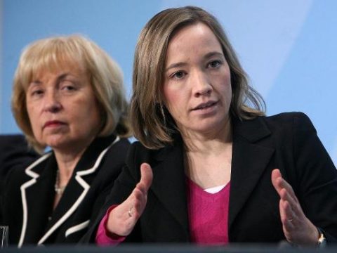 Kristina Schröder (r.)