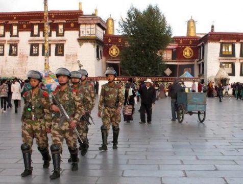 Chinesische Polizisten in Lhasa