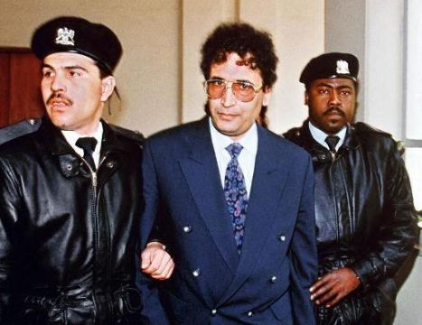 Der wegen des Lockerbie-Anschlags verurteilte Libyer Abdel Bassit al-Megrahi mit Sicherheitsleuten (Bild vom 18. Februar 1992)