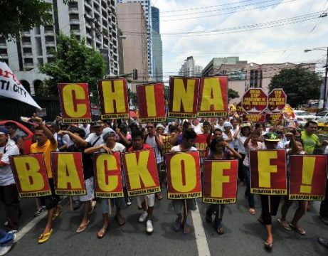 Hunderte Menschen protestieren vor der chinesischen Botschaft in Manila