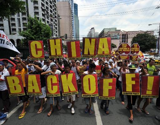 Hunderte Menschen protestieren vor der chinesischen Botschaft in Manila
