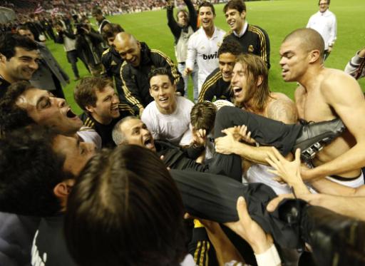 32. Titel: Reals Stars feiern Trainer José Mourinho
