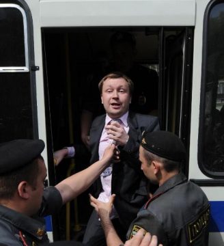 Polizisten führen Nikolai Alexejew, den Chef des russischen Homosexuellen-Verbandes, ab