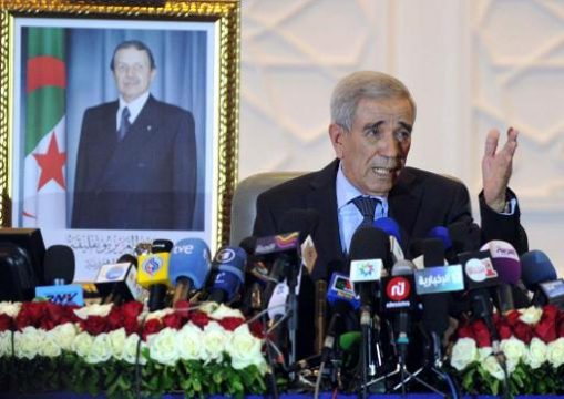 Algeriens Innenministerminister Dahou Ould Kablia bei einer Pressekonferenz in Algier