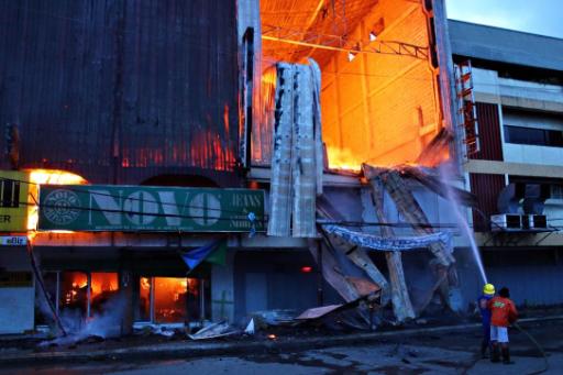 Löscharbeiten im Textilladen in Butuan City auf den Philippinen