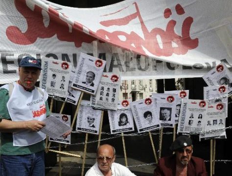 Mehrere hundert Mitglieder der polnischen Gewerkschaft "Solidarnosc" (Solidarität) streiken vor dem Parlament in Warschau